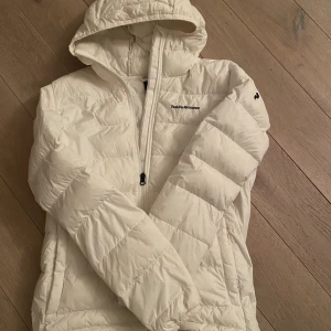 Peak performance jacka - Säljer nu min Peak performance jacka🫶🏼 Fint skick, använd få gånger 