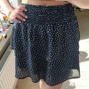 Kjol från Only  - Säljer en superfin kjol från Only då den inte används längre💙 Kjolen är i storlek S och passar XS-S skulle jag säga. Inga defekter, använd men i fint skick! 🥰 