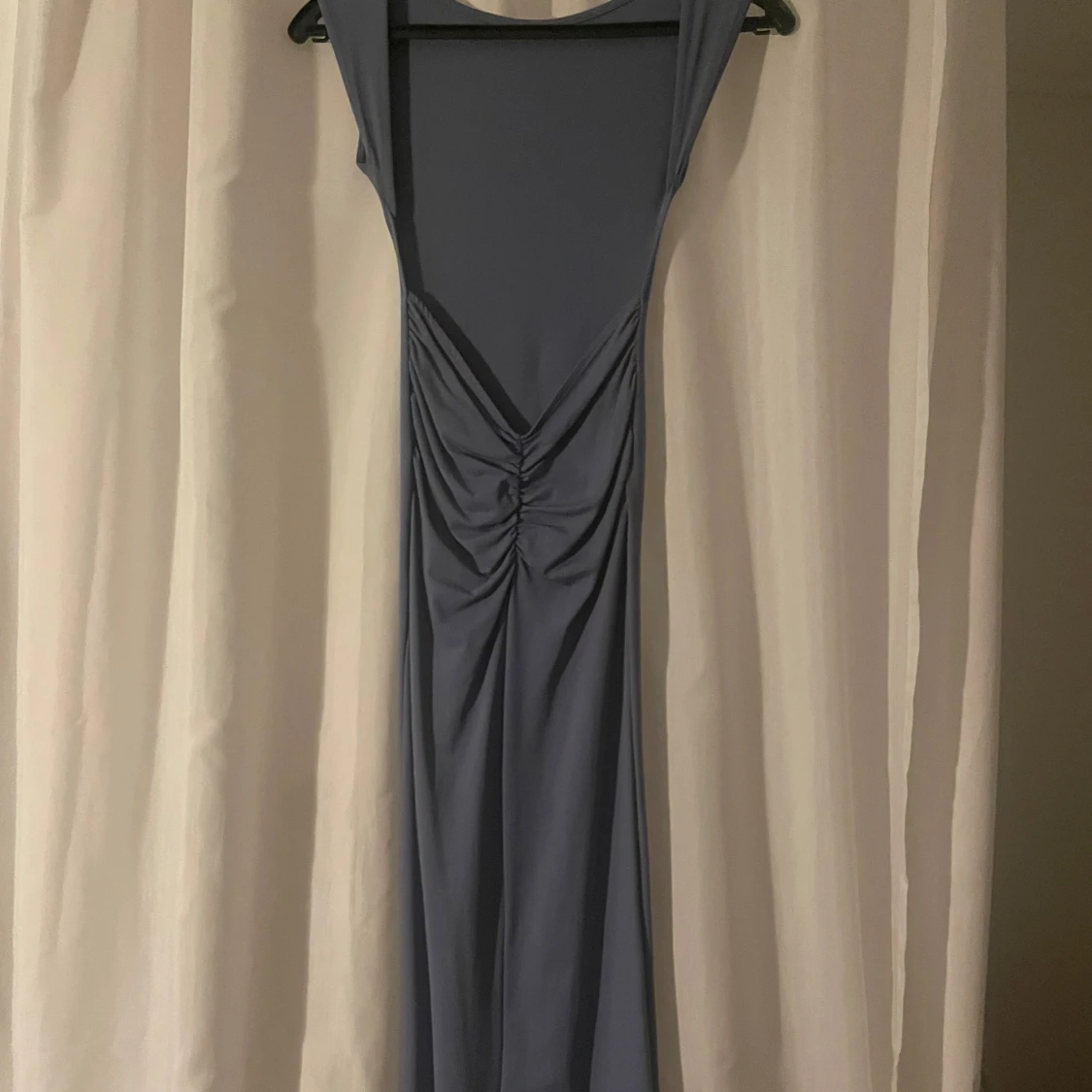 Ljusblå tight långklänning med rynkdetalj - 3