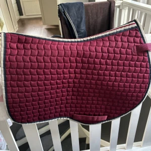 Fint allround schabrak! - Säljer detta vinröda allround  schabraket som tidigare är köpt på Hööks i storlek Cob.  Nypris: 350kr Mitt pris: 150kr - Pris kan diskuteras😊  Det är bara använt ett fåtal gånger men det är några vita hårstrån på.