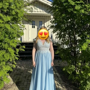 Ljusblå balklänning  - En ljusblåklänning. Jag är 160 och den var väldigt  lång för mig men det funkade ändå med klackar. Klänningen är som S/M alltså stor S liten M. Skriv om du vill ha fler bilder på klänning❤️