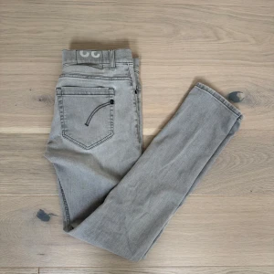 Dondup Jeans Ljusgrå - Säljer ett par ljusgrå jeans från Dondup av modellen George Skinny Fit i storlek 32. Jeansen är i fint skick och säljes då de blivit för små.