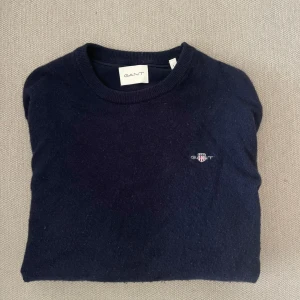 Gant Tröja - Herrtröja från GANT. Perfekt skick förutom lite nopprig vilket enkelt kan lösas, men därav priset. Nypris 1400kr. Köparen står för frakten. Pris kan diskuteras vid snabb affär.