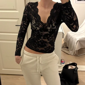 Spets topp - Superfin spets topp, köpt här på Plick men i fint skick 💕 Använd gärna köp nu! 😊