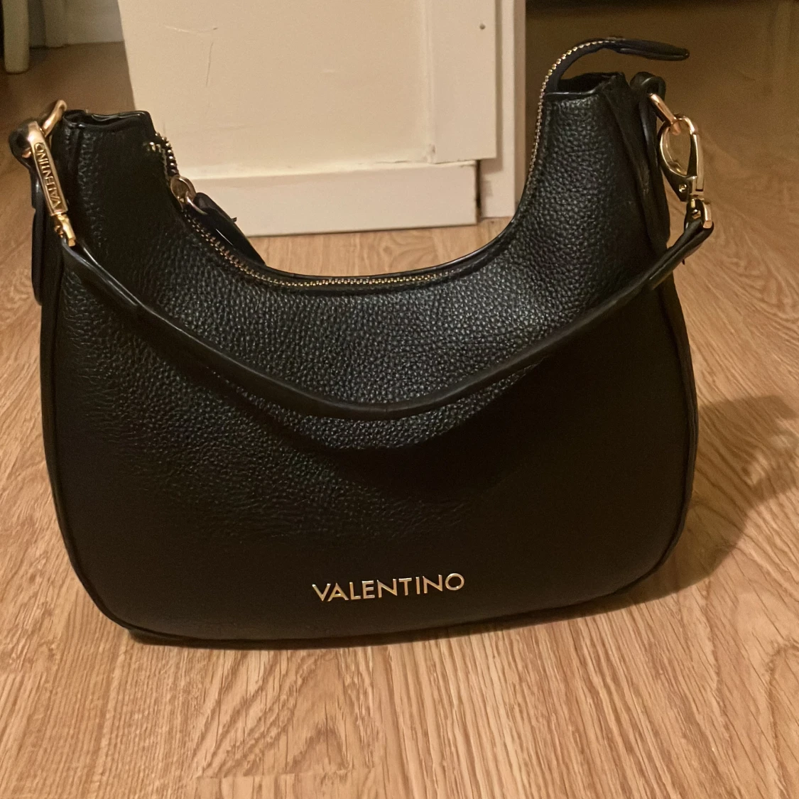 Svart axelväska från Valentino