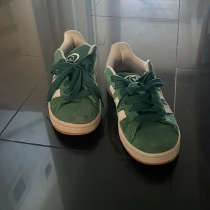 adidas campus gröna💚 - ett par adidas campus i storlek 38,s jätte fina till sommaren☀️väldigt bekväma,knappt använda köptes för ish ett års sen använt max 10 gånger💞pris kan diskuteras☺️