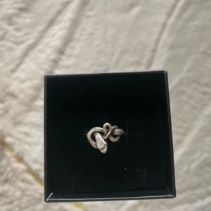 Silvrig ormring  - Säljer en cool ormring i silver. Använd ett fåtal gånger🤍