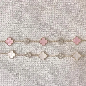 Klöver armband  - Inspirerad rosa/vit klöver armband, helt ny och aldrig använd! Armbandet är 18k guldpläterad och rostfrittsstål. Pris kan diskuteras vid snabb affär 🤍 75 kr/st