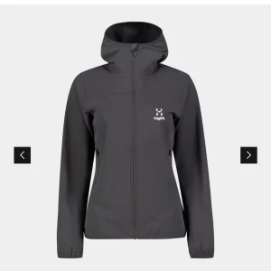 Svart vindjacka med huva från Haglöfs - Säljer en svart vindjacka från Haglöfs med huva och dragkedja framtill. Jackan har två sidofickor med dragkedja. Perfekt för blåsiga dagar och outdoor-aktiviteter. Köpt på xxl för 1299kr. I storlek S men passar xs-M. Knappt använd.