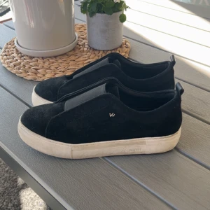 Svarta sneakers   - Säljer ett par sjukt snygga sneakers utan snörning. Dom är sparsamt använda och köpta i år. Märket är K.Cobler. Nypris är 1300kr men mitt pris går att diskutera! Skickar i ordinarie låda. 