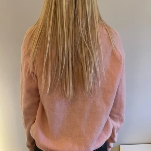 Ljusrosa kashmir tröja - Mysig ljusrosa Kashmir tröja med rund halsringning och långa ärmar. Så så fin färg!💕 Älskar den här tröjan, men har tyvärr inte kommit till användning.💕