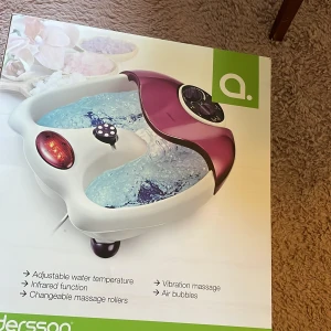 Fot bad, massage,värme - Knappt använd fotbad med massage och justerarbar värme. Kommer med några tillbehör som syns på bilden. Det enda som är ”sönder” är den lilla vita borsten som syns på bilden. Den har skrapats mot kartongen i lådan när vi tog med den hem från sommarstugan. Fotbadet är använt nån gång bara. Nypris 439 kr.