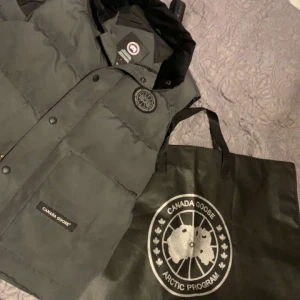 Canada goose väst - Grå canada goose väst perfekt för våren/vintern byte tas imot och priset är inte hugget i sten (OBS hjälper en vän)