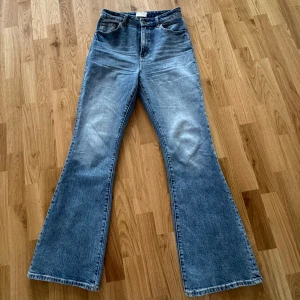 Blå bootcut jeans från - Säljer ett par  blå bootcut jeans från Neuw. De är nästan helt oanvända och är i bra skick. Finns inga hål eller skador. 💕💕💕