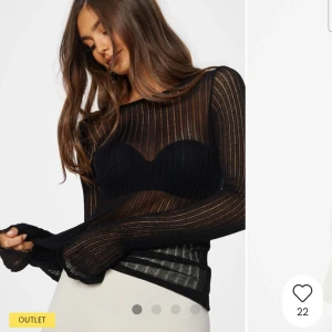 Svart transparent ribbad topp  - Säljer en svart, transparent långärmad topp från Bubbleroom. . Perfekt att styla med en snygg bh under 🤩 Aldrig använd!! Liten skada som den kom med när jag beställde (bild 4) 💕 men inget man tänker på