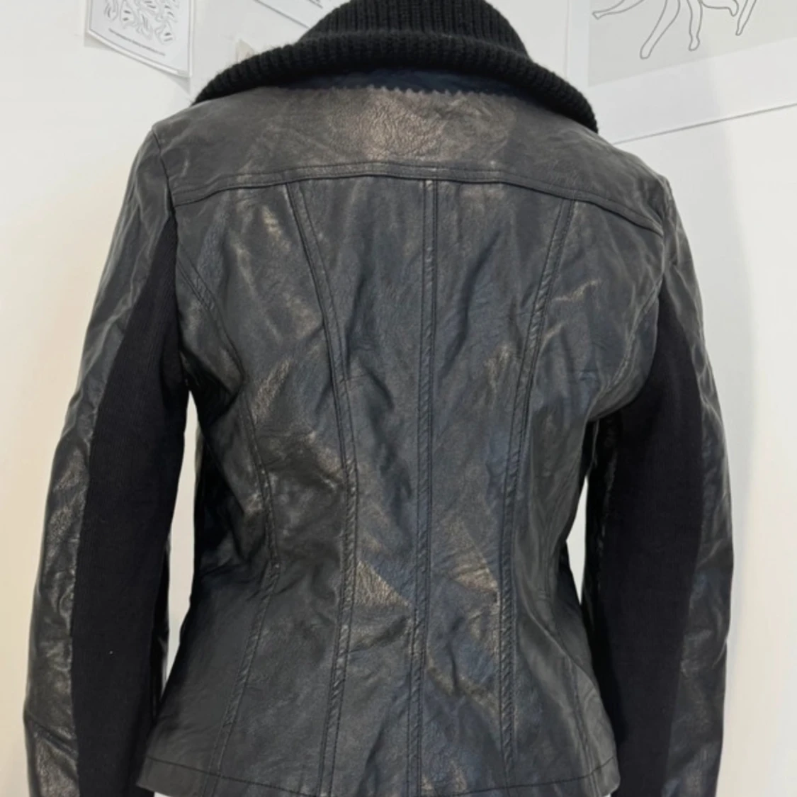 Svart skinnjacka med stickad krage - 2