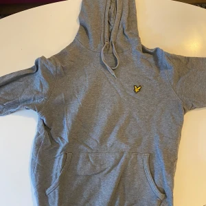 Grå hoodie från Lyle & Scott - Säljer en klassisk grå hoodie från Lyle & Scott 