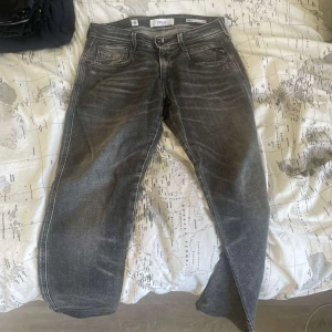 Replay Jeans  - Grå Replay Jeans med en riktigt snygg tvätt i storlek 29. Använda men är fortfarande i ett mycket bra skick. Skriv för mer bilder och information, priset går såklart att diskutera 👍