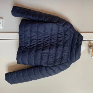 Jacka - Blå täckjacka från Gina Young i nyskick.knappt använd