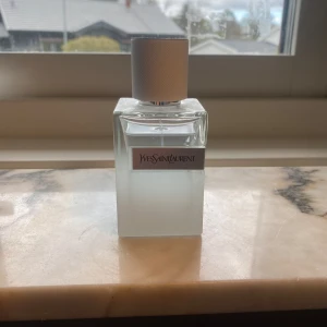 YSL Eau Fraiche - Fräsch parfym från Yves Saint Laurent, Y Eau Fraîche. Egentligen 60ml men använt några gånger så ungefär 55ml kvar. Nypris 1000kr, mitt pris 499