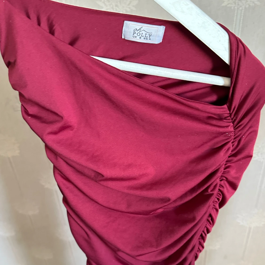 Vinröd one shoulder klänning från Oh Polly - 2