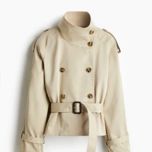 Beige trenchcoat med bälte och knappar - Snygg beige trenchcoat med hög krage, Använd endast två gånger och slutsåld på hemsidan!
