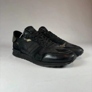 VALENTINO ROCKRUNNER - Säljer nu ett par riktigt snygga valentino rockrunners i storlek 42. Skulle säga att det passar st 43 också. Ingen box eller dustbag medföljer tyvärr. Självklart så är skorna 100% autentiska.