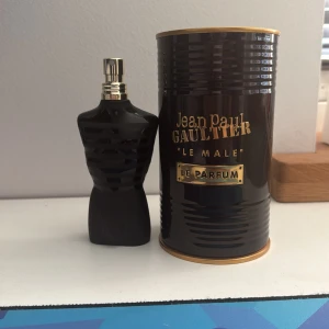 Jean Paul Gaultier Le Male Le Parfum - Säljer en lyxig herrparfym från Jean Paul Gaultier, Le Male Le Parfum. Flaskan är svart med guldiga detaljer och har en stilren, maskulin design. Kommer med originalförpackning i svart och guld. Perfekt för dig som gillar eleganta dofter. 75 ml och crika 70 ml kvar 