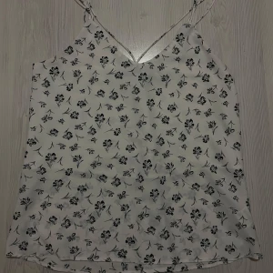Blommig topp - Säljer detta somriga linne då det inte kommer till användning. Super fin nu till varmare dagar, storlek S, Eventuellt Xs 💗