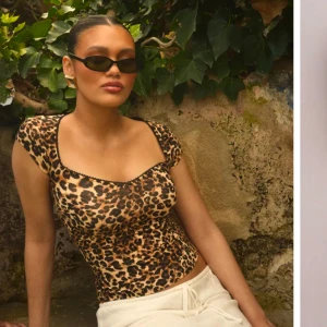 Leopardmönstrad topp  - Trendig leopardmönstrad topp med fyrkantig ringning och korta ärmar. Toppen har en tight passform och är perfekt att styla med jeans eller kjol. Materialet är mjukt och följsamt för en bekväm känsla. Endast använd en gång