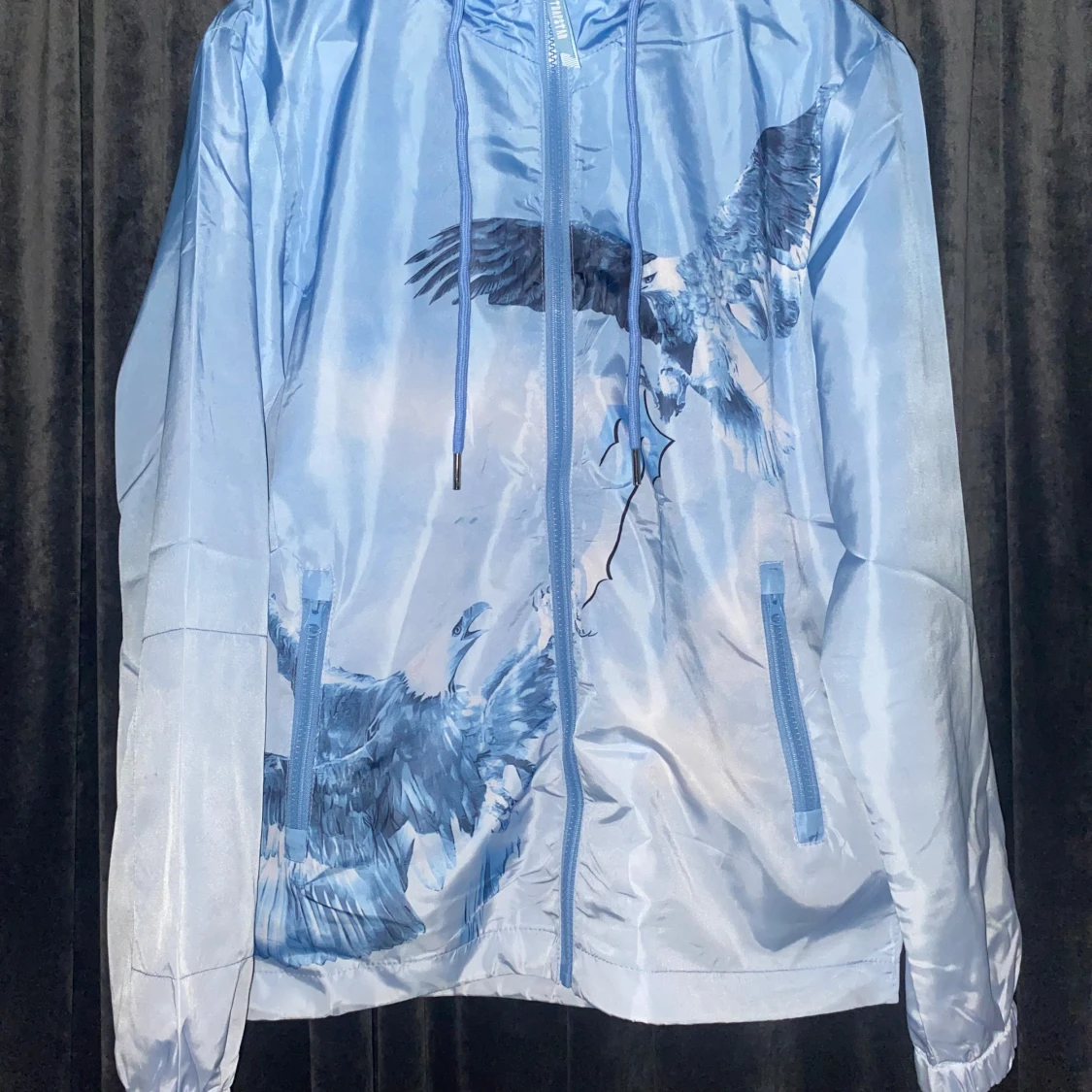 Ljusblå vindjacka med örntryck från Trapstar