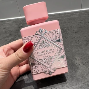 Bade'e Al Oud Noble Blush parfym -  'Bade'e Al Oud Noble Blush' från lattafa, 100ml. Sparsamt använd. 80% kvar.