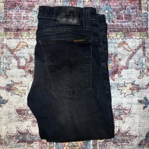Nudie Jeans - Nudie Jeans i storlek W26, längd 97cm⚜️BRA SKICK, schysta jeans till ett bra pris|Kontakta vid minsta fråga🛎️