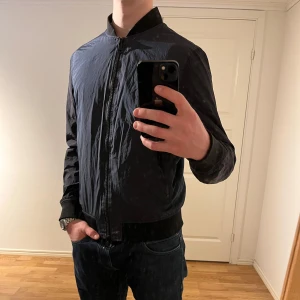 J.Lindeberg jacka  - Säljer denna sjukt snygga jackan från J.Lindberg⭐️ Färgen är mörkblå och storleken är M✅Jackan har inga defekter och skicket är utomordentligt🙌🤝 Sjukt najs passform och passar perfekt som vår och sommarjacka☀️🙌 Tveka inte på att höra av er dig vid minsta fråga eller fundering😊
