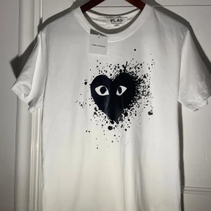 Cdg t-shirt - Cdg t-shirt, aldrig använd | sjukt fet och unik | Storlek M | Kom privat för fler frågor!