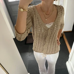 Beige stickad kofta  - Trekvartsärmad beige stickad kofta från Minuet i fint skick. Kan inte hitta storlek men skulle säga S/M. Använd gärna köp nu!