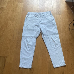 Vita linne byxor - Säljer ett par vita linne byxor. Byxorna har djupa fickor och har en guld med knapp. Jag säljer dom för att jag inte använde dom och har växt ut dom och hoppas att någon annan kan använda dessa. De borde passa någon som är cirka 165 plus minus. Pris kan diskuteras, tveka inte att höra av er!