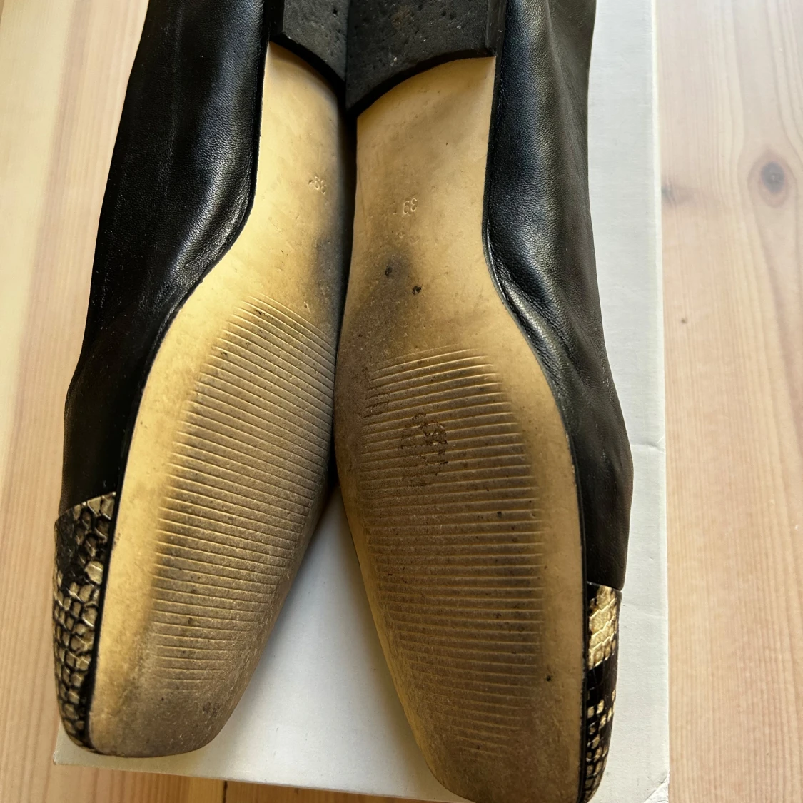 Svarta ballerinaskor med ormmönstrad tå från Bukela - 1