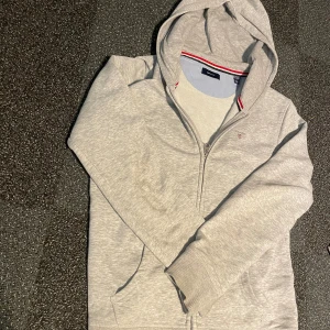  GANT zip hoodie  - Tvärfet Zip från Gant som är perfekt till sommaren. Storlek 158-164. Riktigt fint skick inga tydliga slitningar eller liknande.  Nypris ca 900-1000kr!