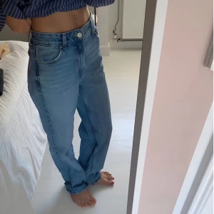 Straight leg jeans - Säljer ett par jeans från Bershka i storlek 36. Dessa jeans har en klassisk passform med hög midja och en lätt utsvängd benvidd, vilket ger en trendig och tidlös look. De är tillverkade av mjukt och stretchigt material för maximal komfort. Perfekta att matcha med allt från t-shirts till blusar – ett måste i din garderob!