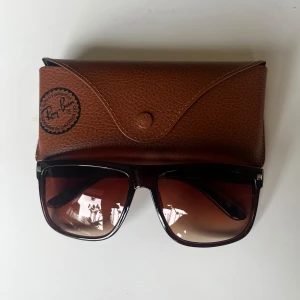 RayBan liknande solglasögon  - Säljer ett par rayban liknande solglasögon | skick 10/10 helt nya | färg brun 🟫| Rayban fodralet ingår inte | bara att skriva för eventuella frågor | 😃