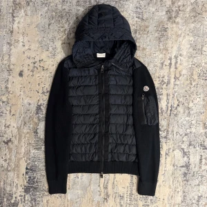 Moncler cardigan - Size: Large Pit-to-pit measurement: 53cm Length measurement: 60cm Very good Condition! Color: Black Comes with: Nothing Retail: 925€
