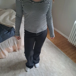 Svartvit randig långärmad topp från Kappahl - Säljer en svartvit randig långärmad topp från Kappahl med v-ringning. Toppen är i stretchigt bomullsmaterial och har en tight passform. Perfekt att styla med jeans eller kjol för en enkel och snygg look!🛍🎀