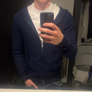 Kashmir zip - Säljer min Kashmir zip från John Henric, utmärkt skick. Inga slitningar eller defekter. Nypris 2500kr