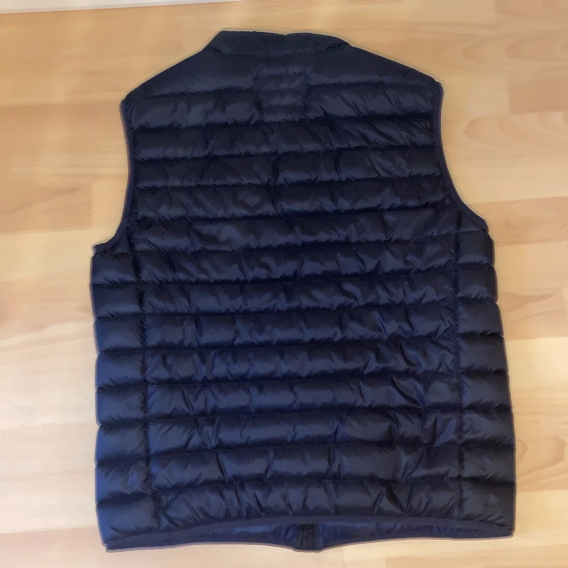 Svart dunväst från Dressmann - 1