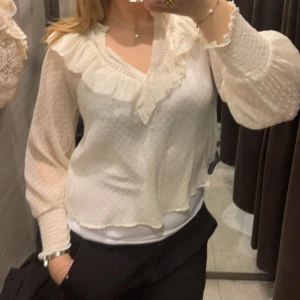 Söt vit volang blus💗 - Säljer denna jätte söta blus från Zara.