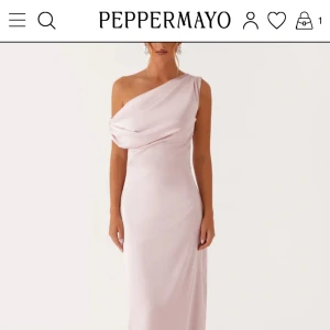 Ljusrosa långklänning från Peppermayo - En otroligt populär och eftersökt balklänning från PEPPERMAYO. Endast testad vid ett tillfälle men satt ej som förväntat och därav säljer jag den! Köptes för 1222kr men säljs dyrare pågrund av den höga efterfrågan.