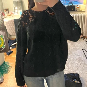 Svart stickad tröja - Jättegullig stickad tröja med spetsdetaljer framtill!!💓