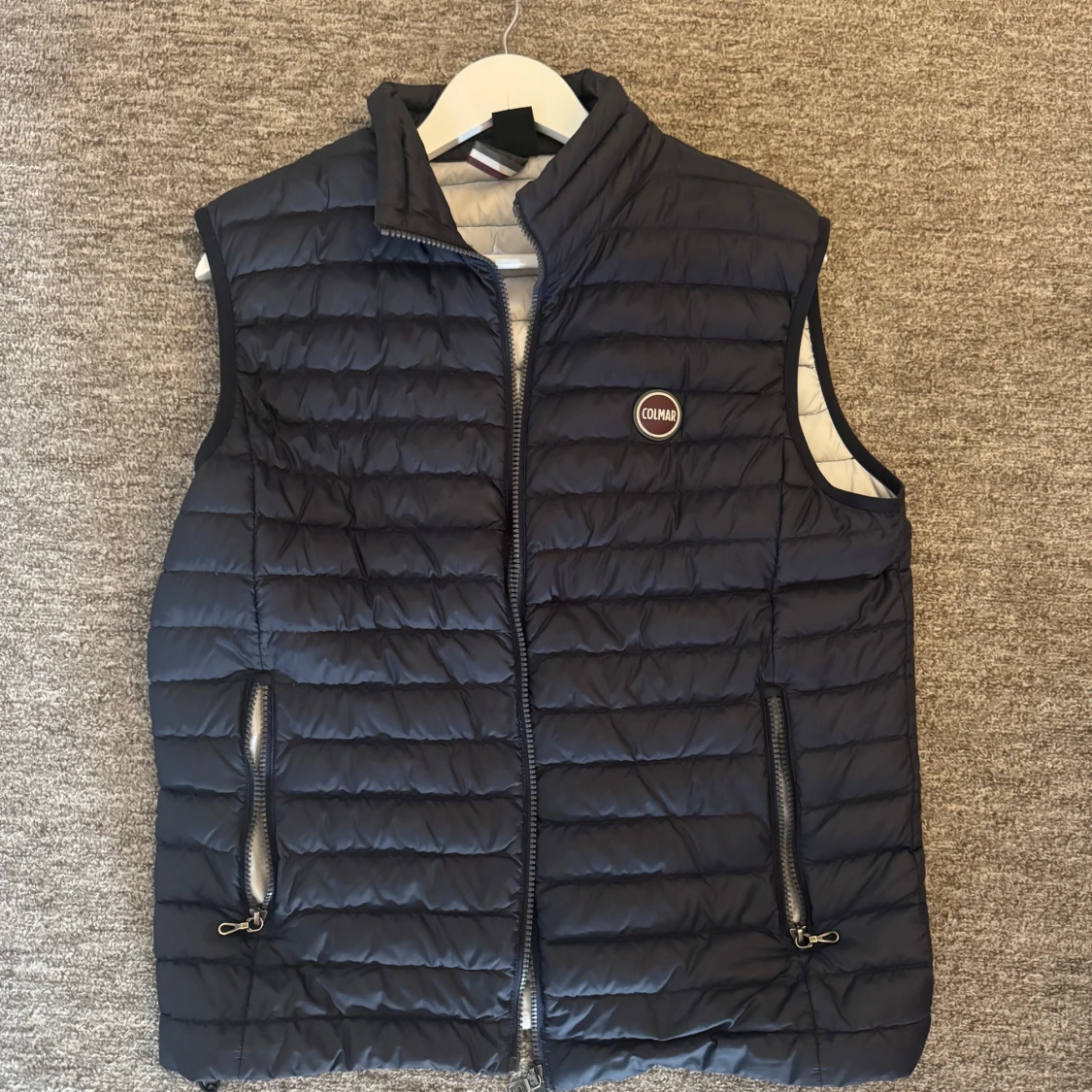 Mörkblå quiltad dunväst från Colmar