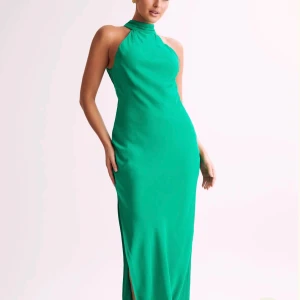 Grön meshki Maxiklänning - Sååå fin grön lång meshki klänning!!! Nypris ca 1300kr, endast använd en gång!! Har krympt  aningen i tvätten men sitter fortfarande bra på mig som har S i vanliga fall! Perfekt till bal😍